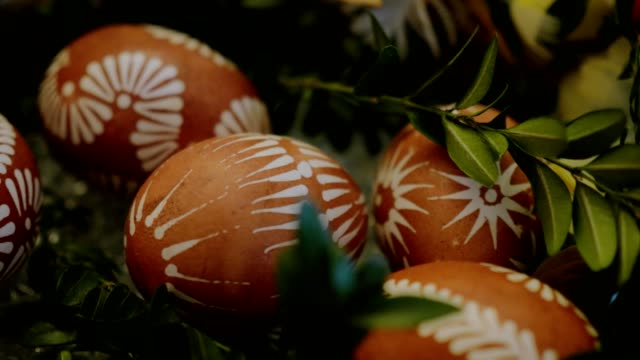 cera-y-cebolla-pintan-huevos-de-Pascua
