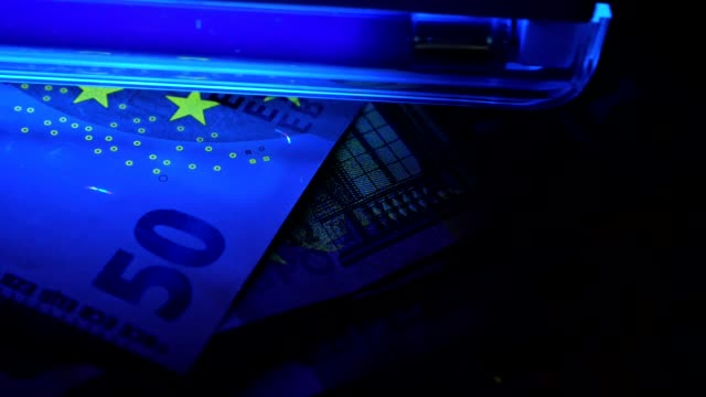 Euro-bajo-luz-ultravioleta.-Detección-de-billetes-falsos.