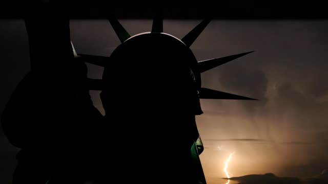 Silhouette-der-Statue-of-Liberty-auf-dunklem-Hintergrund-mit-hellen-Blitz.