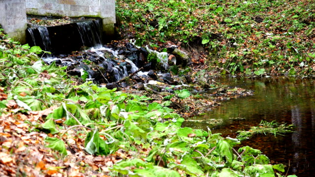Water-flows-down-the-slope-of-the-channel-in-the-Creek