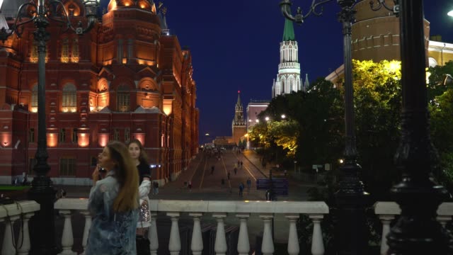 Plaza-Roja,-Moscú,-Rusia.-Niñas-toman-fotos-junto-a-la-Plaza-Roja