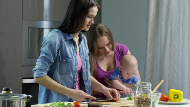 LGBT-Paar-mit-Baby-in-Küche