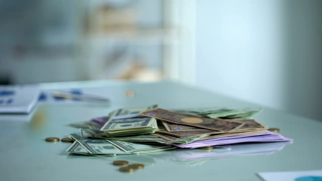 Geld-auf-Tisch,-Fremdwährung-Einsparungen,-Bankguthaben,-Gehalt-Einkommen,-Bargeld