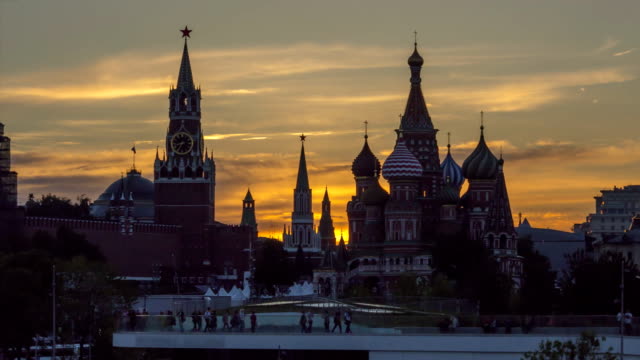 Moskauer-Kreml,-St.-Basilius-Kathedrale-und-Zarjadje-Park-am-sonnigen-Abend
