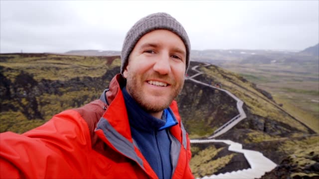Junger-Mann-unter-Selfie-auf-Vulkan,-Island