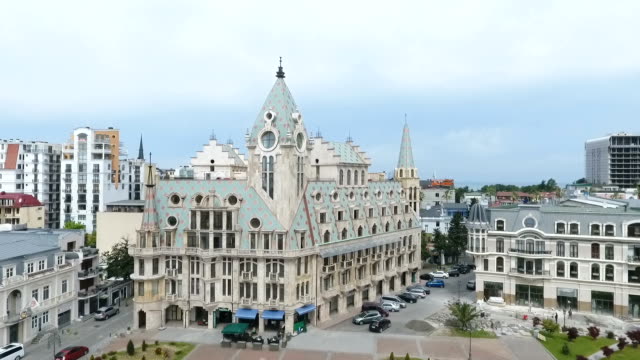 Vista-de-pájaro-de-Batumi,-arquitectura-inusual-y-fuente-en-Plaza-de-Europa