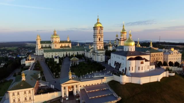 Luftaufnahme-der-Heilige-Dormition-Potschajew-Lawra,-eine-orthodoxe-Kloster-in-Ternopil-Oblast-der-Ukraine.-Ost-Europa
