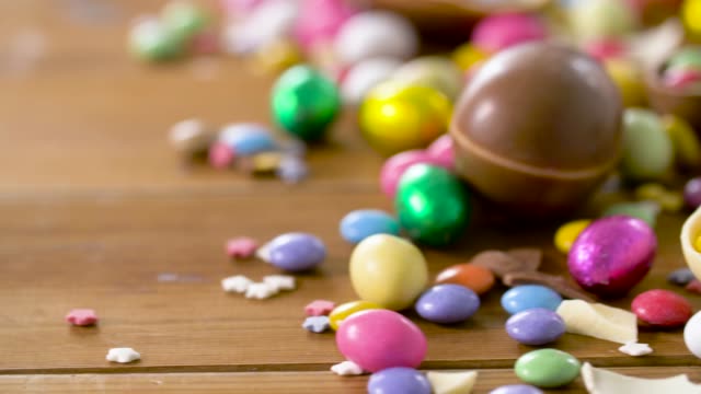 Schokoladeneier-und-Drop-Bonbons-auf-Tisch
