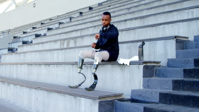 Behinderte-Menschen,-die-athletische-verwenden-Smartwatch-4k