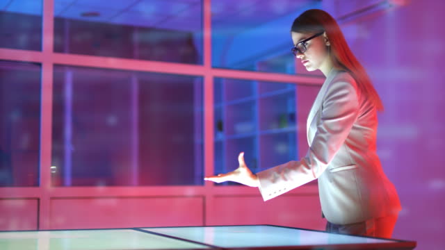 Die-Geschäftsfrau-arbeitet-mit-einem-virtuellen-Bildschirm-auf-dem-Hologramm-Hintergrund