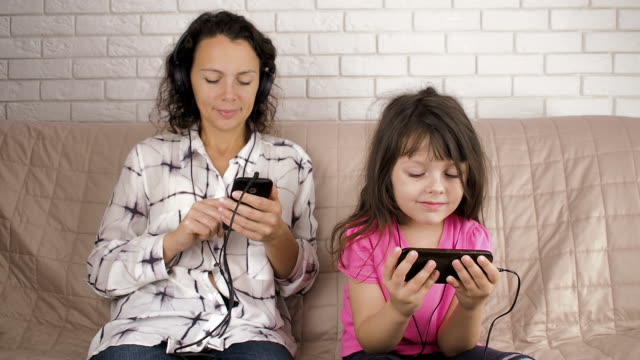Family-with-gadgets.-Smartphone-addiction.