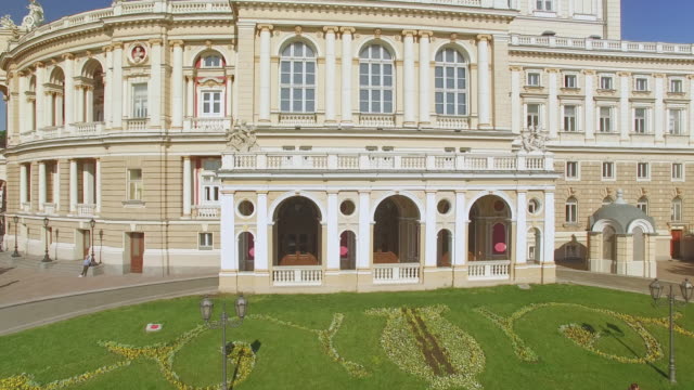 Cámara-vuela-lateralmente-cerca-Odessa-nacional-académica-teatro-de-ópera-y-Ballet