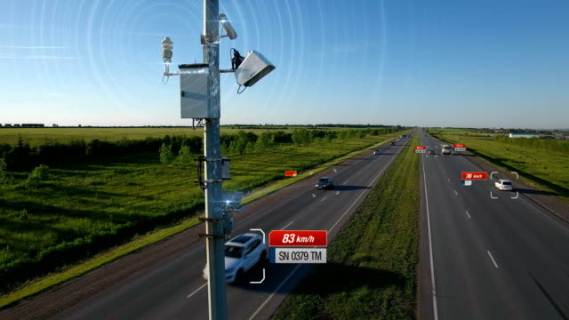 Verkehr-Geschwindigkeit-Radar-tracking-Control-Illustration-mit-Infografik-automovil-Autos-automatische-Geschwindigkeitserkennung-und-Polizei-Center-Informationen-zukommen.-Künstliche-Intelligenz-arbeiten.-Roten-Infografik-Design.