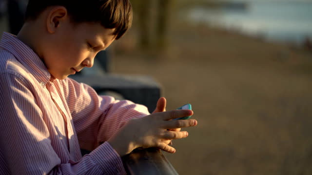 chico-joven-utiliza-una-aplicación-en-su-teléfono-inteligente-o-sube-en-las-redes-sociales