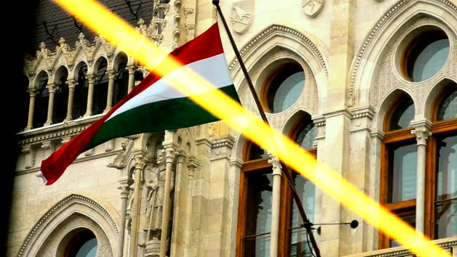 Vista-de-la-bandera-húngara-a-través-de-gotas-de-lluvia-en-la-ventana