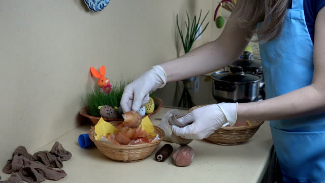 Huevos-de-Pascua-colorantes-tradicionales-con-cáscara-de-cebolla.