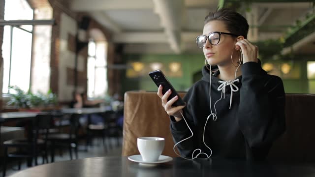 Mädchen-hören-Musik-auf-Smartphone