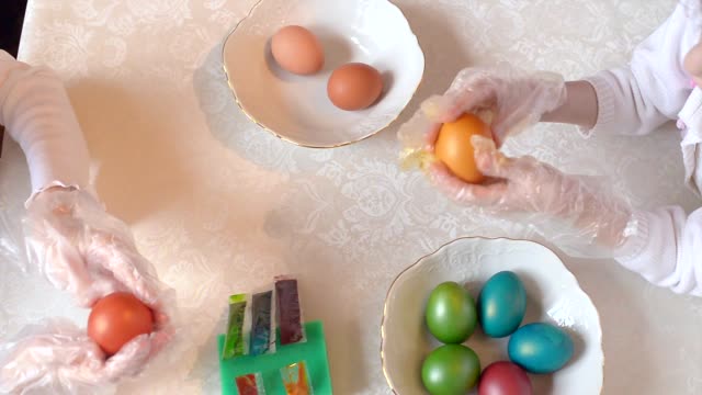 Los-niños-pintan-huevos-de-Pascua