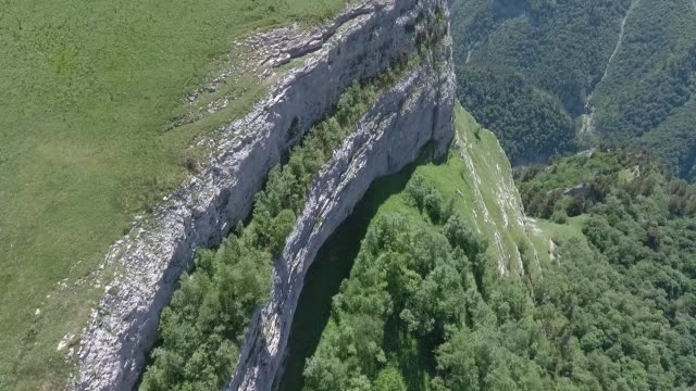 Luftaufnahme-der-Steilwände-des-Steinplateaus.