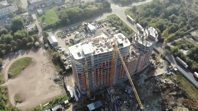 Una-vista-aérea-de-un-edificio-residencial-en-construcción.-Grúas-torre-que-trabajan-en-el-edificio.-4K