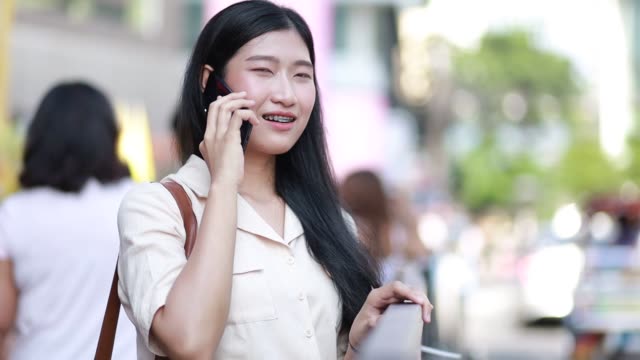 Asiatische-Frau-mit-Handy