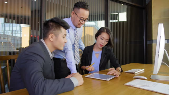 Empresarios-asiáticos-usando-Tablet