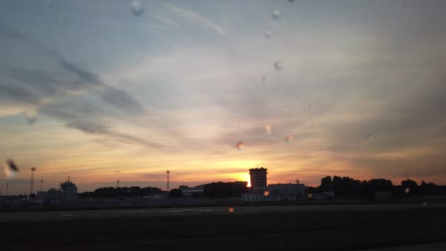 Sonnenuntergang-über-dem-Flügel-eines-Flugzeugs.