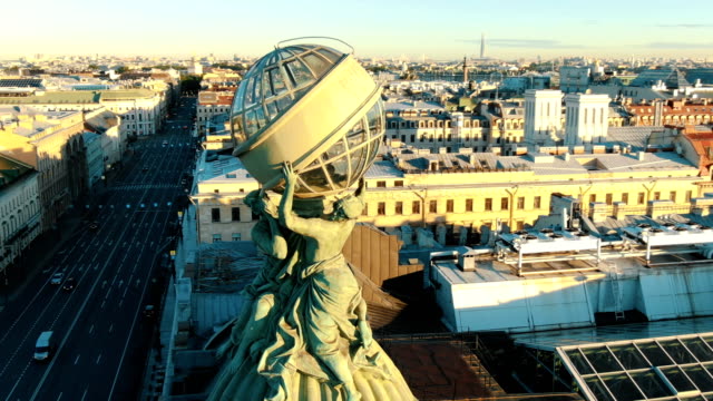 atemberaubende-Skulptur-auf-dem-Dach-nah-runde-Luftbewegung