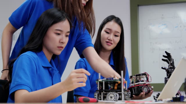 Grupo-de-ingenieros-electrónicos-tratan-de-arreglar-el-robot-en-el-laboratorio.-Concepto-de-tecnología-e-innovación.