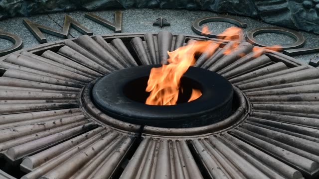 Flame-at-monument-of-unknown-soldier-Kiev-Ukraine-video