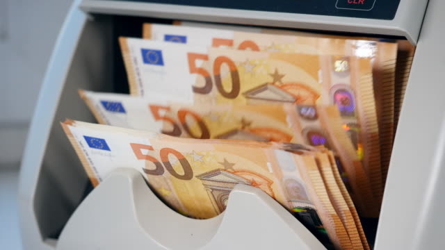 Automated-currency-counter-checks-euros.