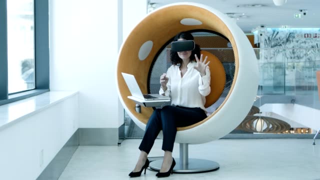 Fröhliche-Geschäftsfrau-genießt-virtuelle-Realität
