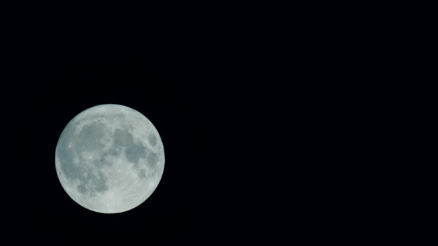 Luna-Llena-en-el-cielo-oscuro-de-la-noche.-La-luna-está-viajando-de-izquierda-a-derecha.