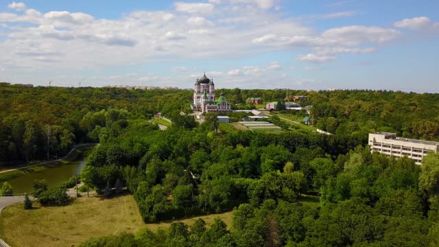 Vista-aérea-de-la-catedral-de-San-Panteleimon-en-Kiev