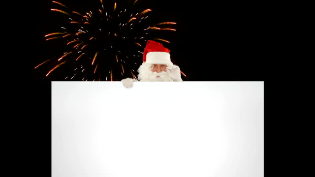 Weihnachtsmann-erscheint-hinter-einem-weißen-Blatt-gegen-Urlaubsfeuerwerk,-auf-schwarz