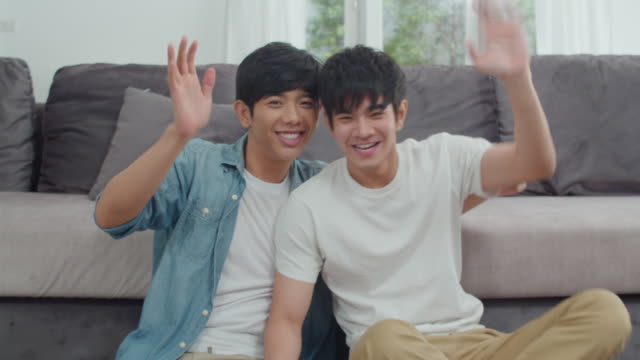 Junge-asiatische-Homosexuell-Paar-Influencer-Paar-vlog-zu-Hause.-Teen-korean-LGBTQ-Männer-glücklich-entspannen-Spaß-mit-Kamera-Aufnahme-vlog-Video-Upload-in-sozialen-Medien,-während-liegen-Sofa-im-Wohnzimmer-zu-Hause-Konzept.