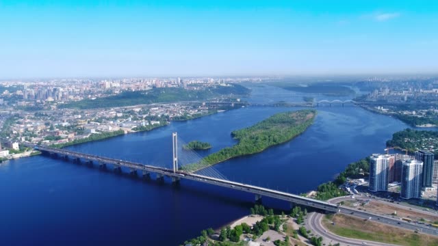 Drone-aéreo-del-puente-sur,-la-ciudad-de-Kiev.-Ucrania.-Dnieper-River,-el-puente-cruza-el-río.-Cityscape-puente-de-vista-aérea-en-el-río-dos-chicos-subir-a-la-cima-del-puente