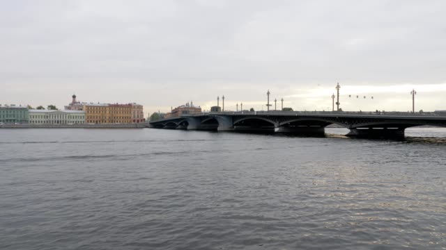Brücke-über-Newa-in-Sankt-Petersburg-Stadt-in-bewölkten-Tag
