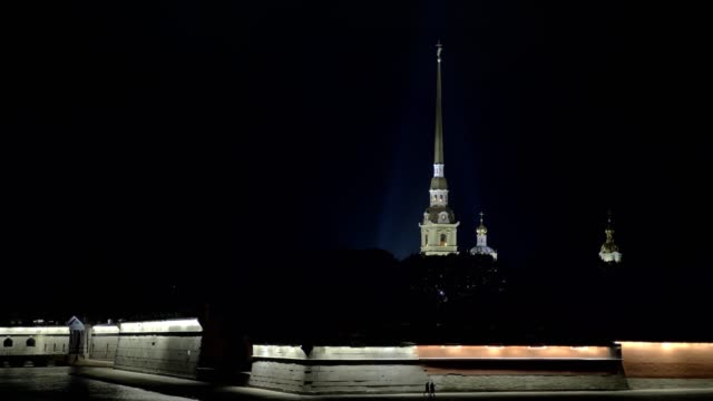 Fortaleza-de-Pedro-y-Pablo-en-la-oscuridad-en-la-noche,-vista-de-la-ciudad-de-San-Petersburgo
