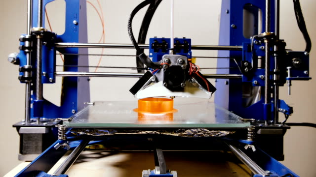 Lapso-de-tiempo-de-red-con-impresión-copa-de-filamentos-de-plástico-en-Impresora-3D