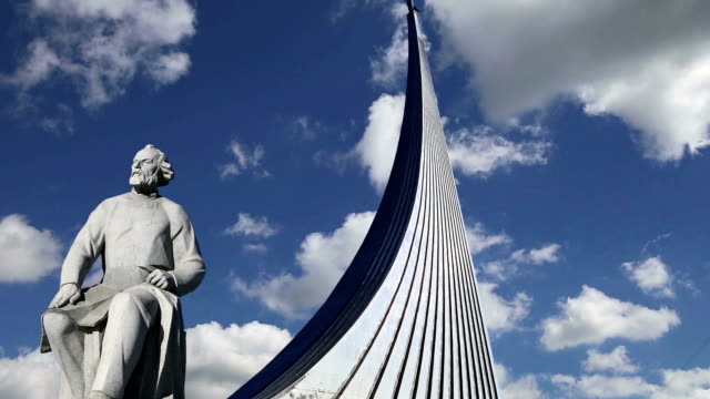 Conquerors-of-Space-Monument-in-the-park-outdoors-of-Cosmonautics-museum,-near-VDNK-exhibition-center,-Moscow,-Russia