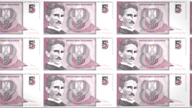 Banknoten-von-fünf-jugoslawischen-Dinar-der-Bank-des-alten-Jugoslawien-rollen-auf-dem-Bildschirm,-Münzen-der-Welt,-Bargeld,-Schleife