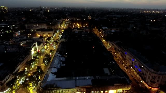 Zentrum-von-Odessa-auf-Deribassowskaja-Straße-in-der-Nacht.-Luftbild