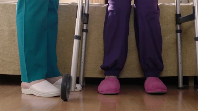 Pflege-Assistent-Lehre-ältere-behinderte-Frau-mit-Gehhilfe-laufen