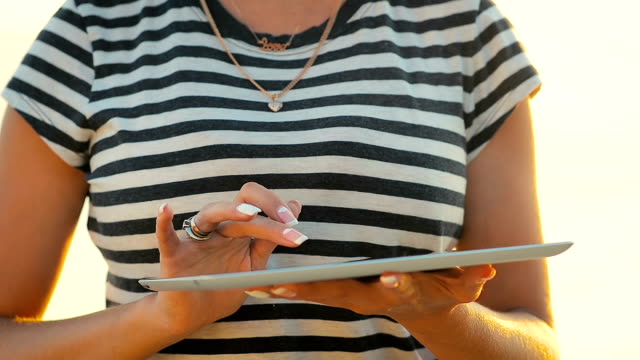 Chica-de-primer-plano-utiliza-una-tableta-para-comunicar-en-las-redes-sociales-en-un-viaje-por-el-mar.