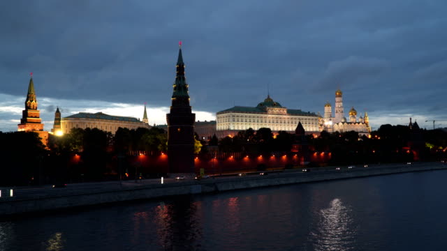 Terraplén-del-Kremlin-en-la-noche.-Moscú