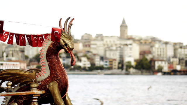 Touristenboot-im-Bosporus-mit-Galata-Turm-und-Istanbul-Stadtbild-Hintergrund-schweben