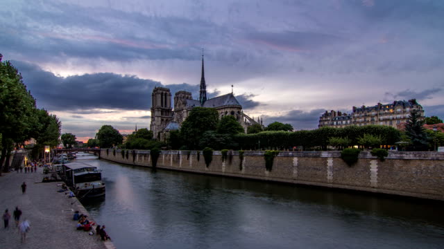 Kathedrale-Notre-Dame-de-Paris-Tag-zu-Nacht-Zeitraffer-nach-Sonnenuntergang-in-Paris,-Frankreich