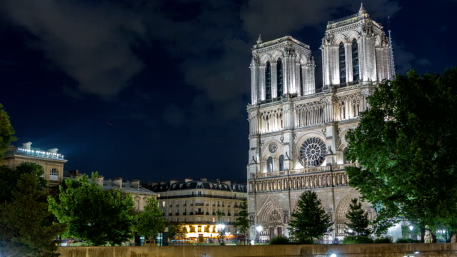 Nacht-Ansicht-von-Notre-Dame-de-Paris-Timelapse,-Frankreich
