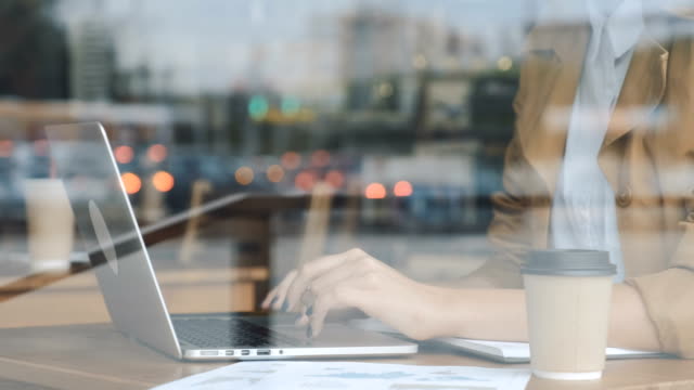 Mujer-trabajando-con-ordenador-portátil-en-el-Café